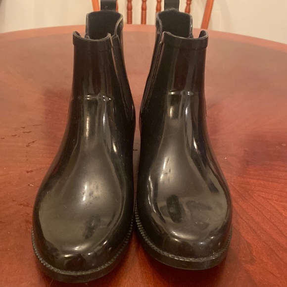 🦊 Michael Kors short rain boot. - Picture 2 of 6